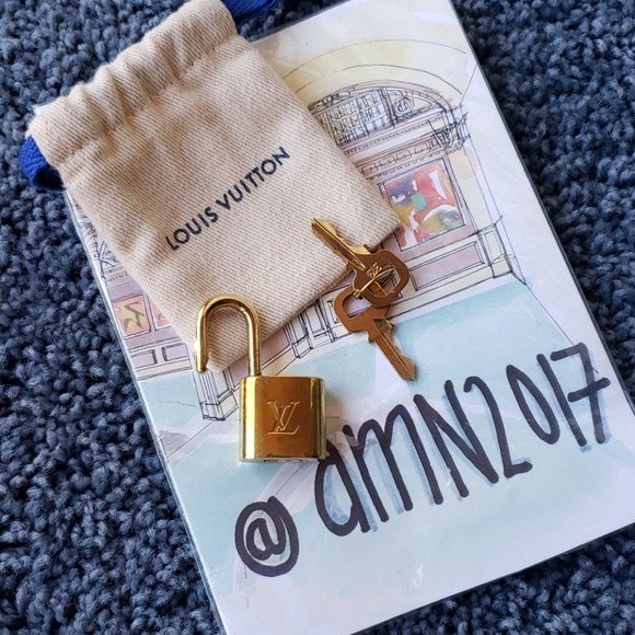 Louis Vuitton Lock & 2 Keys w/ Dustbag -LV Padlock - Picture 1 of 7